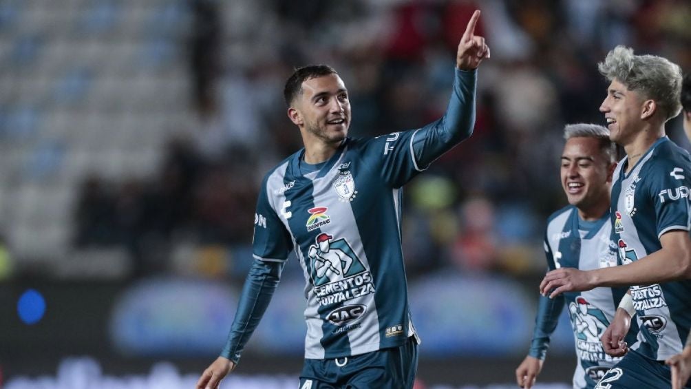 Luis Chávez celebrando un gol con Pachuca