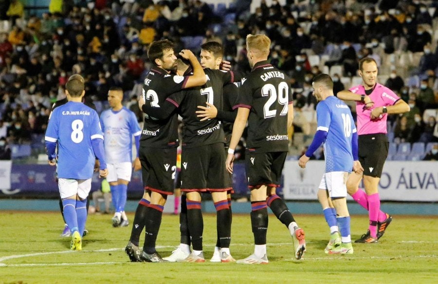 Conjunto del Levante celebrando gol