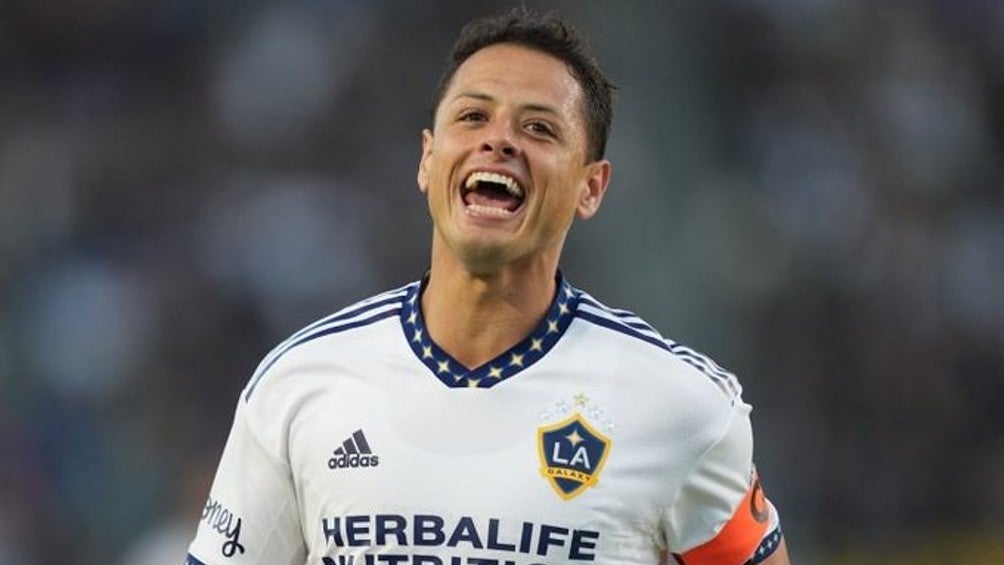 Chicharito celebrando un gol con el LAFC