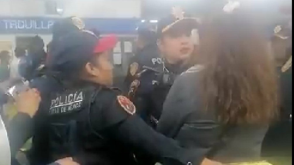 Taquillera del Metro de la Ciudad de México agredió a menor discapacitado; policías la detienen