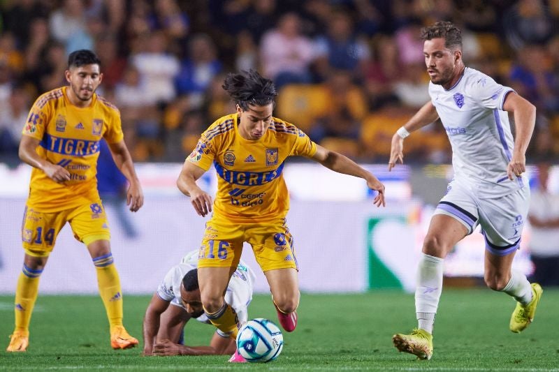 Diego Lainez con Tigres