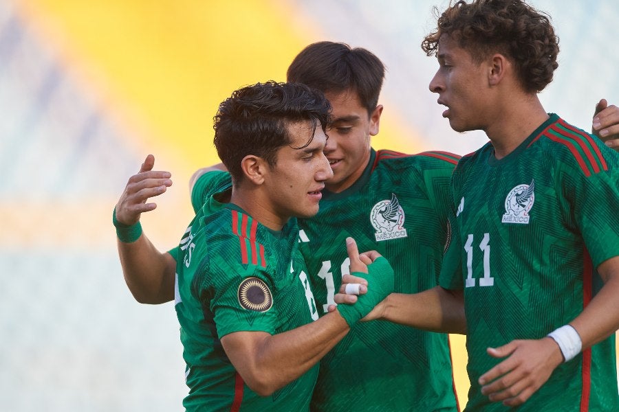 Seleccionados mexicanos abrazándose tras el gol 