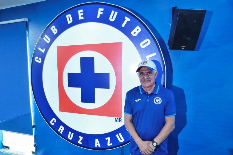 Tuca siendo presentado con Cruz Azul