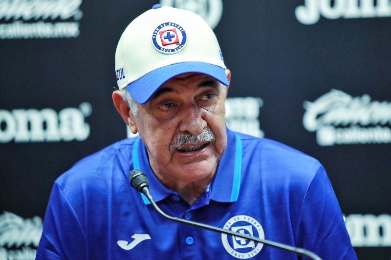 Tuca siendo presentado con Cruz Azul