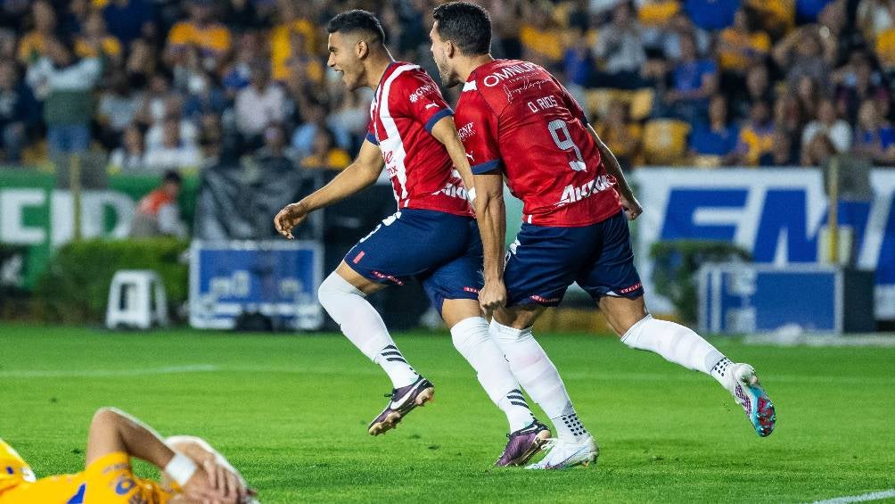 Chivas le metió dos goles a Tigres en el primer tiempo