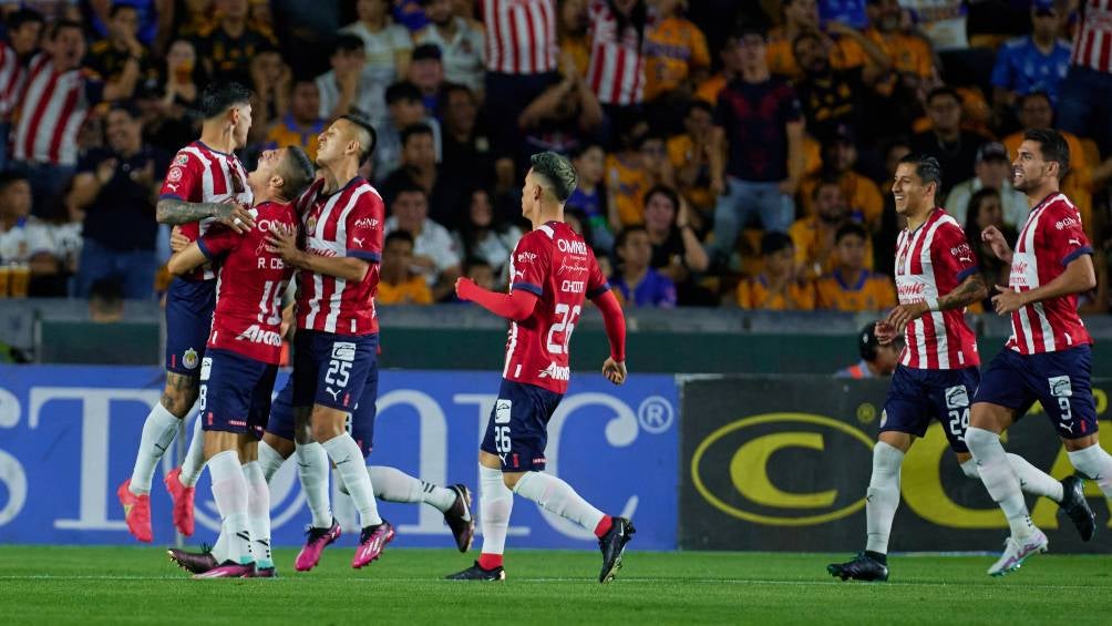 Chivas festeja gol ante Tigres