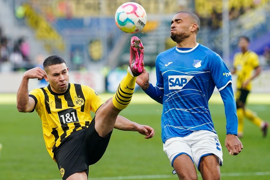 Lucha de balón en le juego entre Dortmund vs Hoffenheim