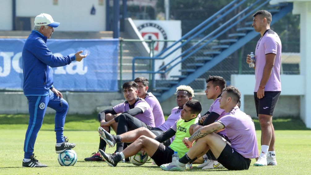 Ferretti dirigiendo una practica como nuevo entrenador celeste