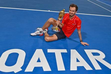 Medvedev celebra su primer titulo en Qatar