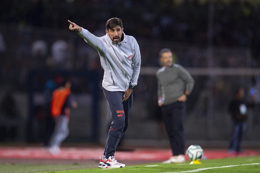 Paunovic dando instrucciones en juego de Liga MX 