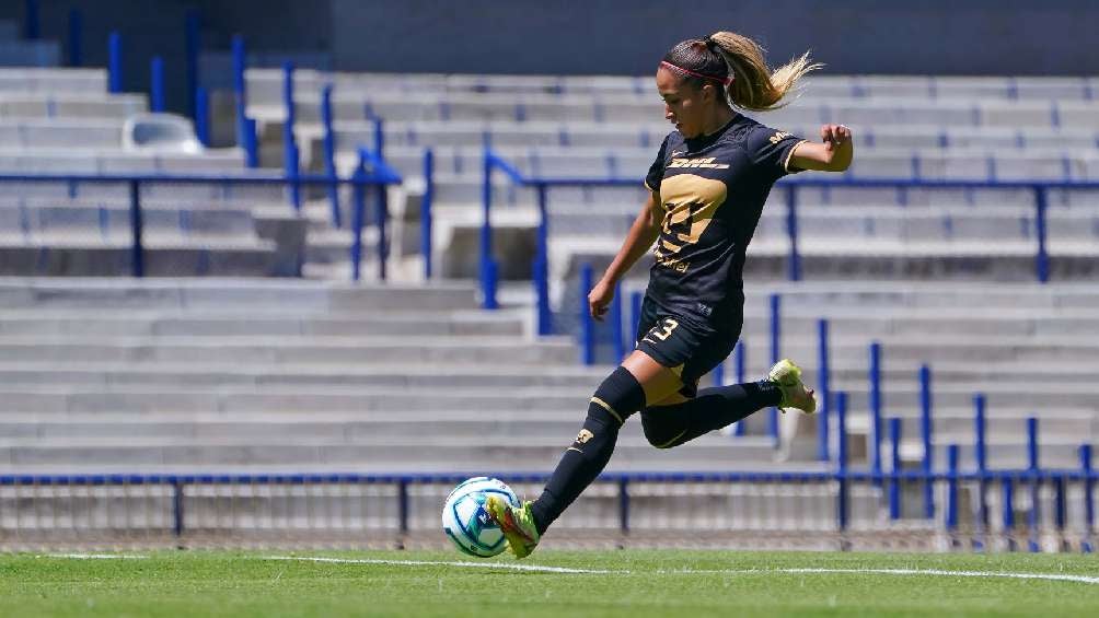 Paola Chavero rematando a gol