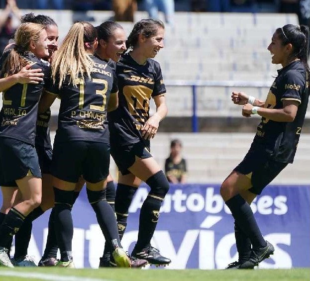 Pumas Femenil festejando gol