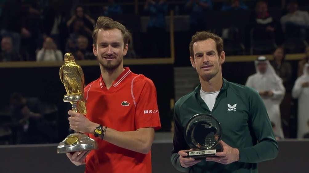 Medvedev y Murray mostrando su trofeos en Doha