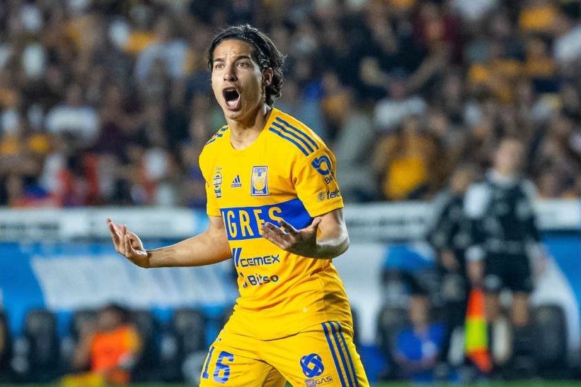 Diego Lainez reclamando