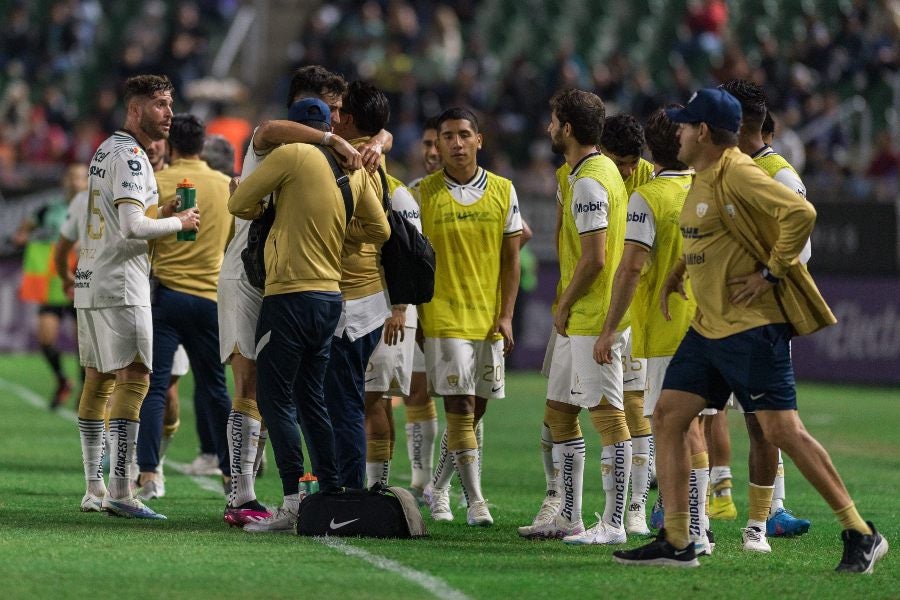 Rafa Puente festejando con sus jugadores la victoria antes Mazatlán