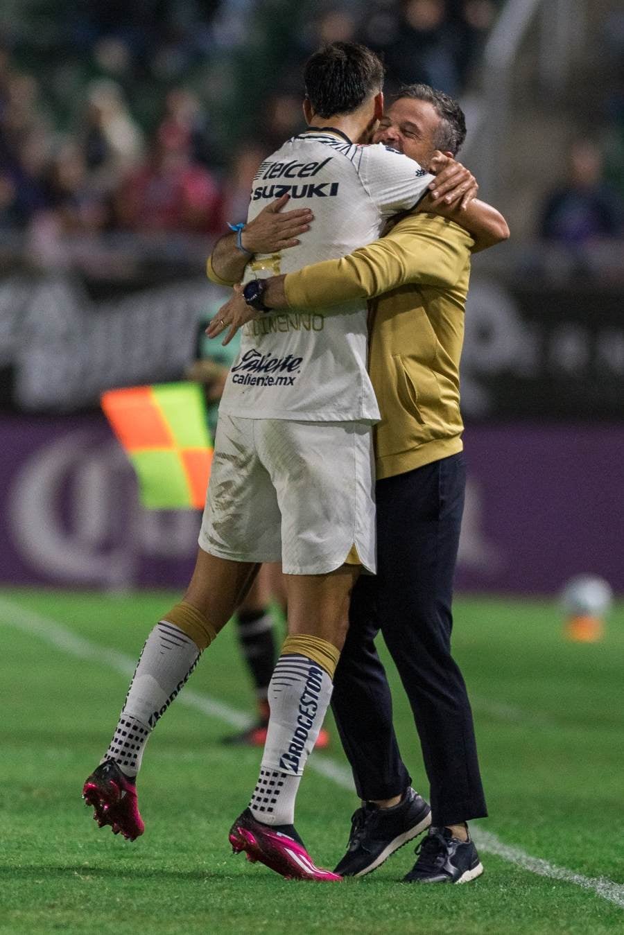 Puente Jr. abrazándose con  su jugador en partido de la Liga MX  