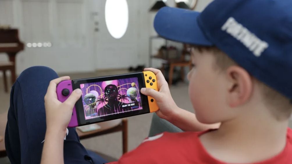 Adolescente con un Nintendo Switch