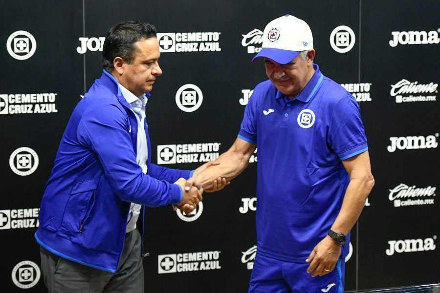 Tuca Ferretti en presentación con Cruz Azul 