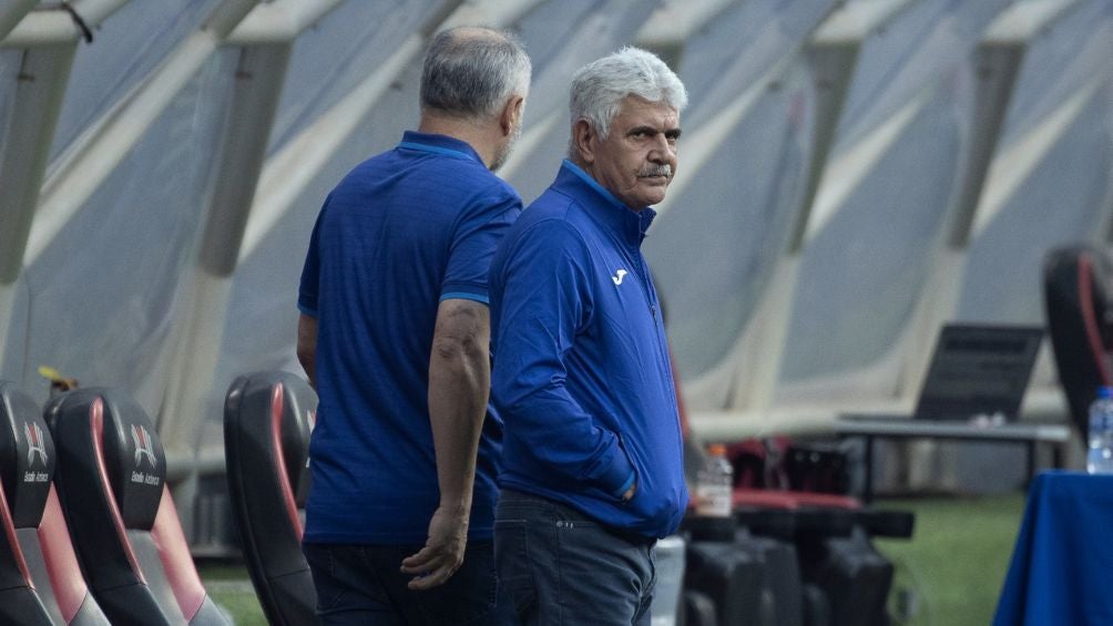 Ferretti dirigiendo su primer encuentro con Cruz Azul