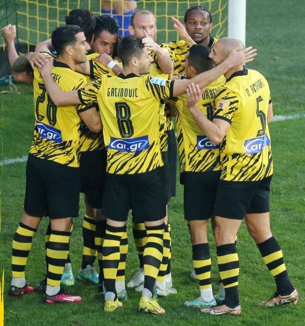 Jugadores de AEK en festejo de gol