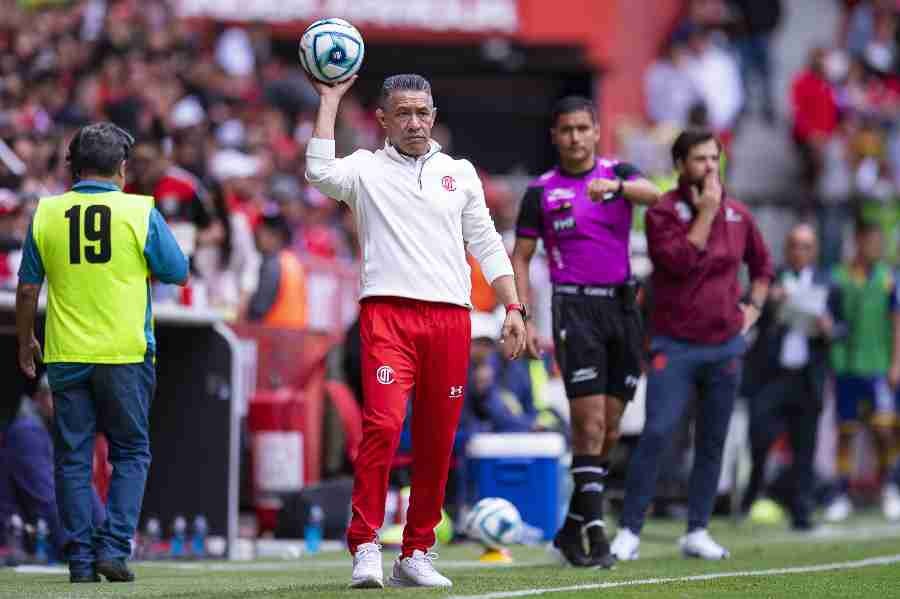 Nacho Ambriz en partido de Toluca