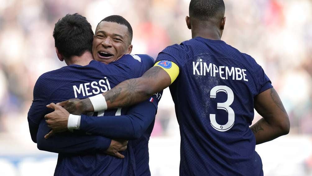 Messi y Mbappe celebrando gol