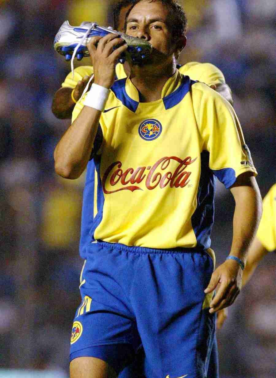 Cuauhtémoc Blanco celebrando su gol