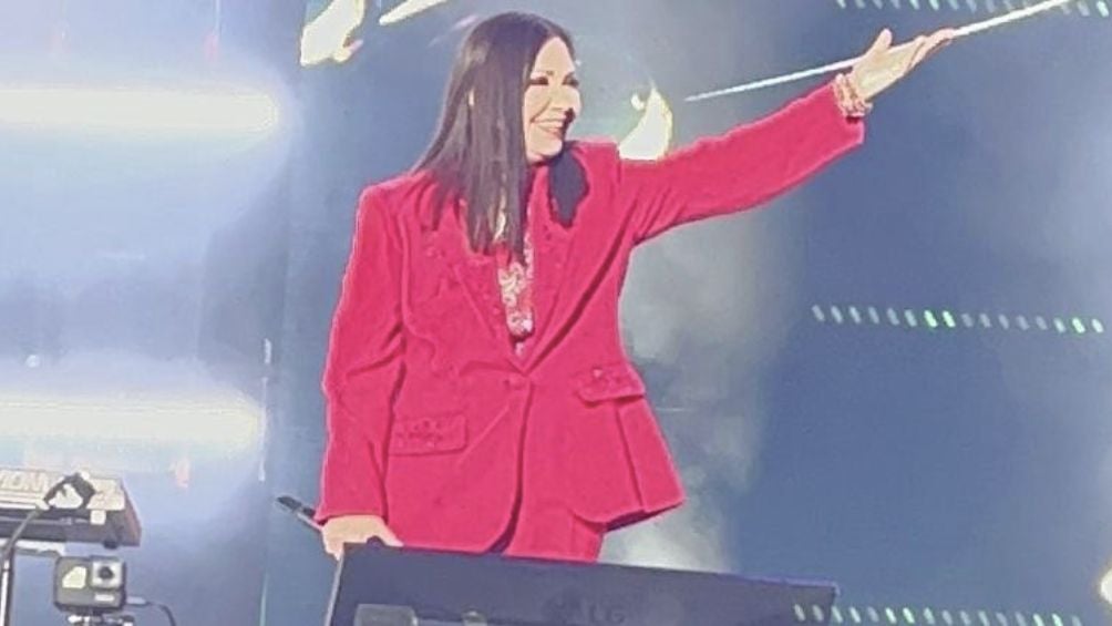 La cantante mexicana durante su presentación en Los Ángeles