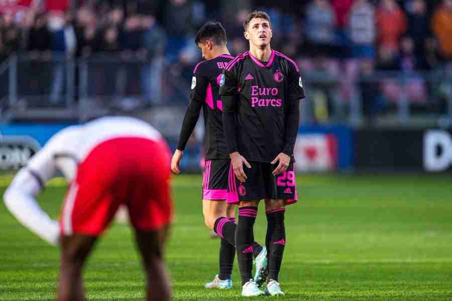 Santiago Giménez en la liga holandesa de futbol