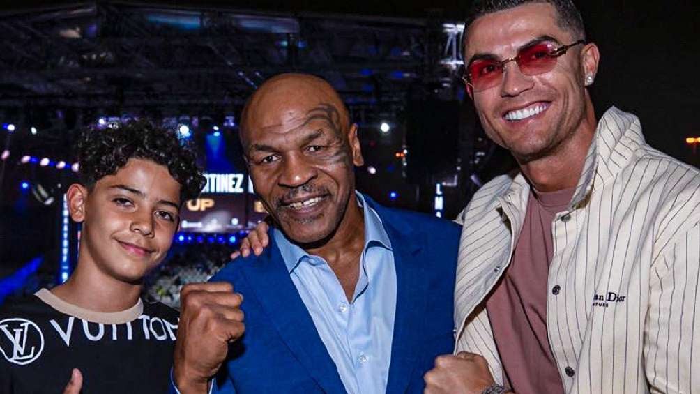 Cristiano Ronaldo con su hijo y Mike Tyson