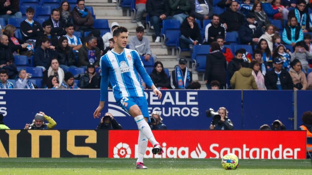 César Montes en partido con el Espanyol