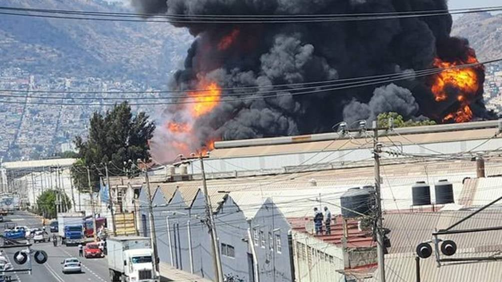 Incendio en Ecatepec en zona industrial de Xalostoc se registra