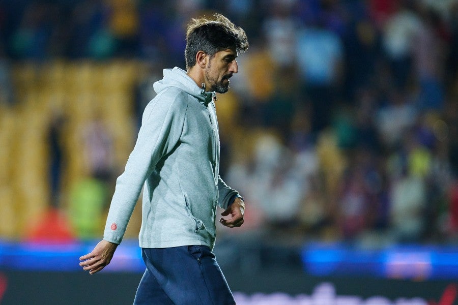 Paunovic dirigiendo en duelo de Liga MX 