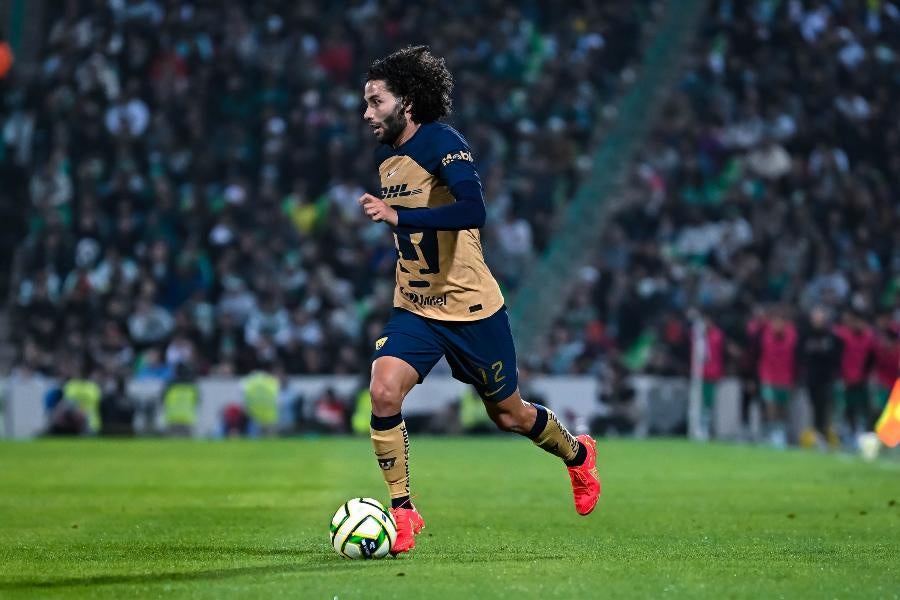 César Huerta durante un partido con Pumas