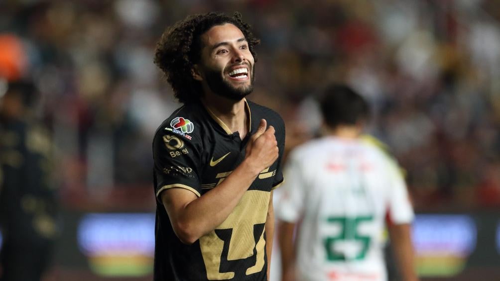 César Huerta durante un partido con Pumas