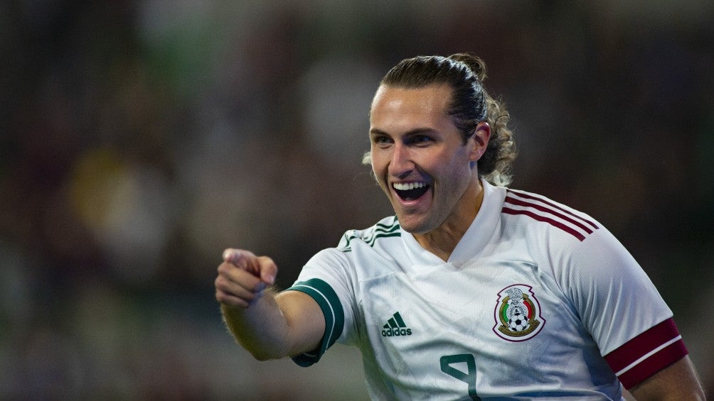 Santiago Giménez festeja su llamado a la Selección Mexicana