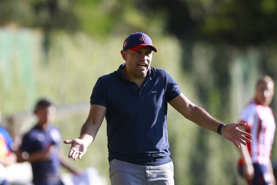 Juan Pablo Alfaro con Chivas Femenil 