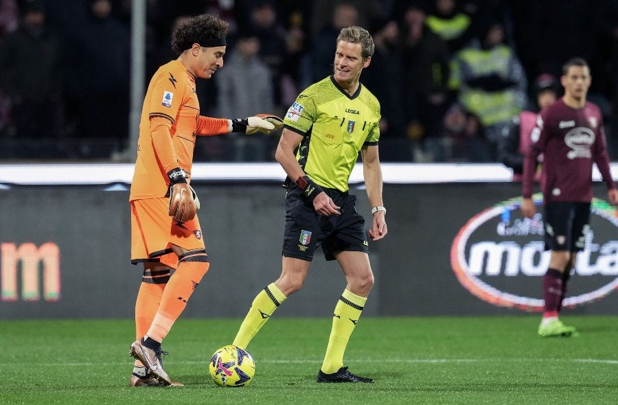 Memo Ochoa en partido de la Serie A