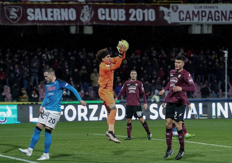 Ochoa saliendo al área por balón aéreo 