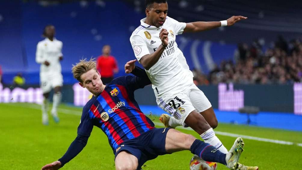 Frankie de Jong tratando de recuperar el balón ante Rodrygo