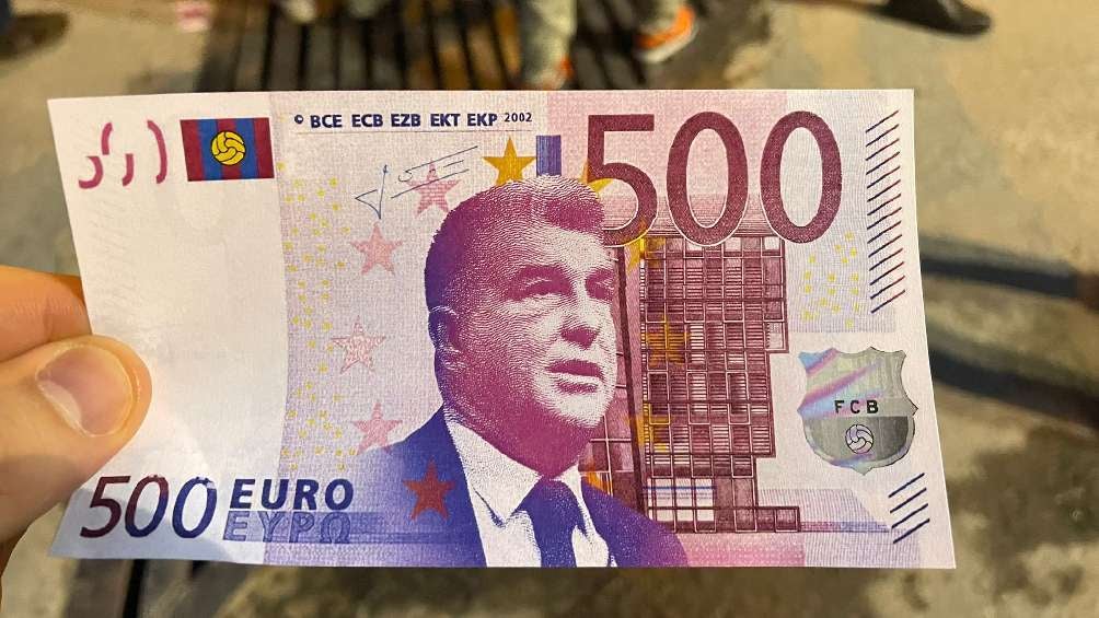 Billetes con Laporta lanzados por aficionados de Real Madrid