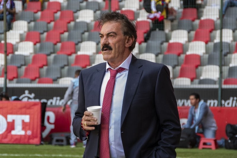 Ricardo La Volpe dirgiendo en un partido