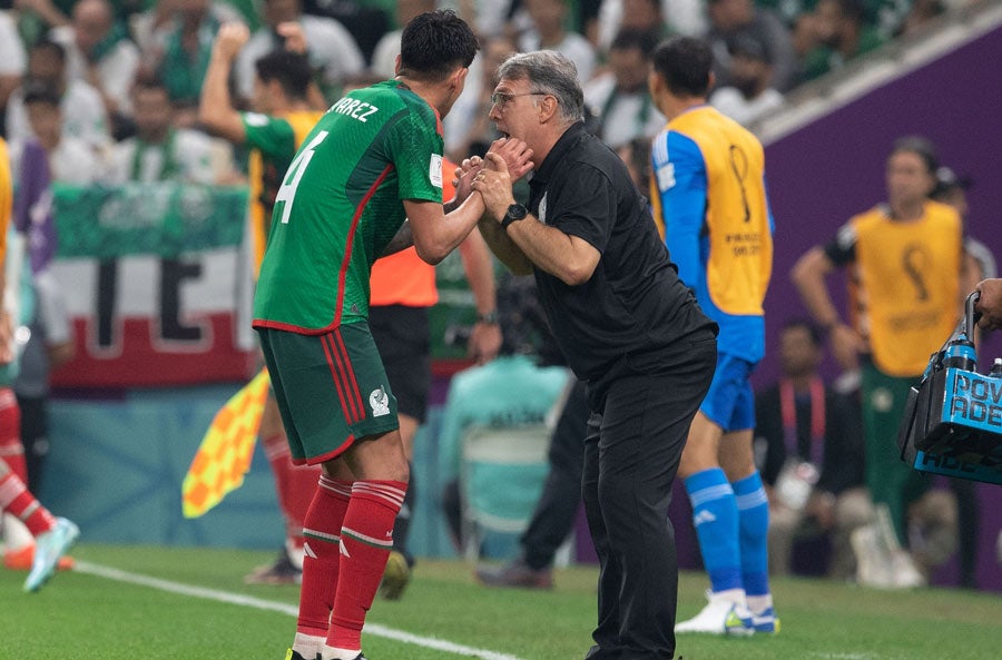 Martino charla con Edson Álvarez