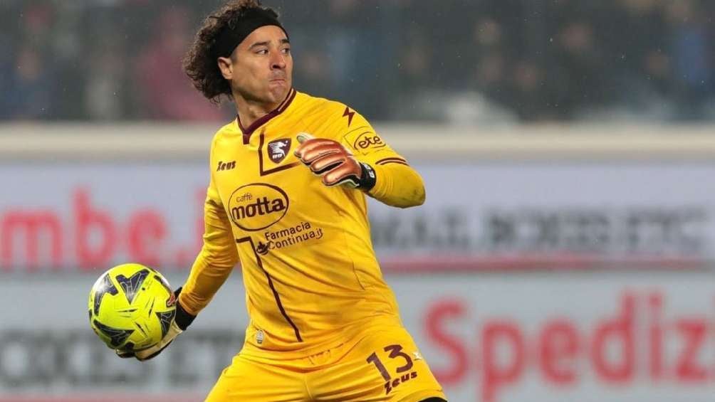 Guillermo Ochoa jugando con el Salernitana