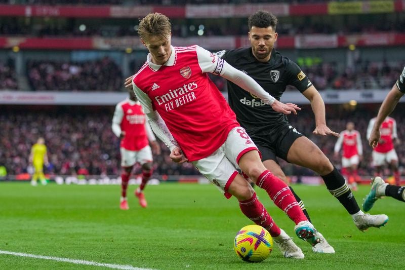 Martin Odegaard y Ryan Fredericks en disputa por el balón