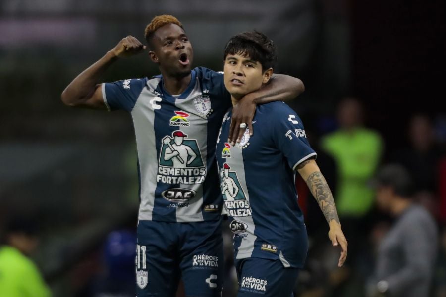 Javier López con Avilés Hurtado celebrando gol