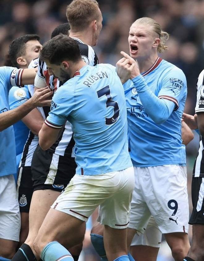 Haaland encarando a Burn tras la victoria del City ante el Newcastle