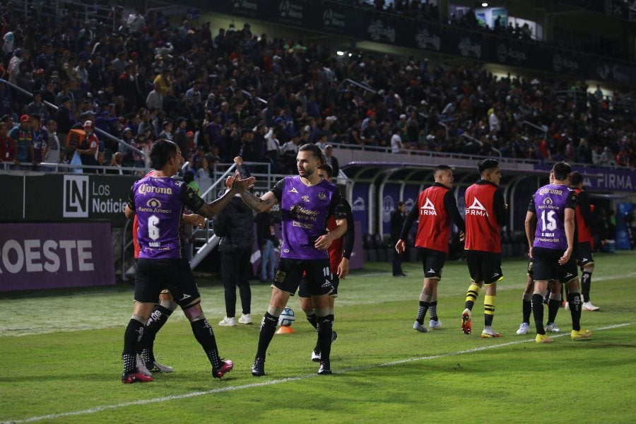 Equipo de Mazatlán festejando anotación en la Liga MX 