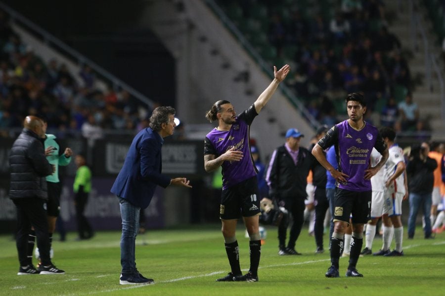 Rubén Omar Romano dando indicaciones a sus jugadores 