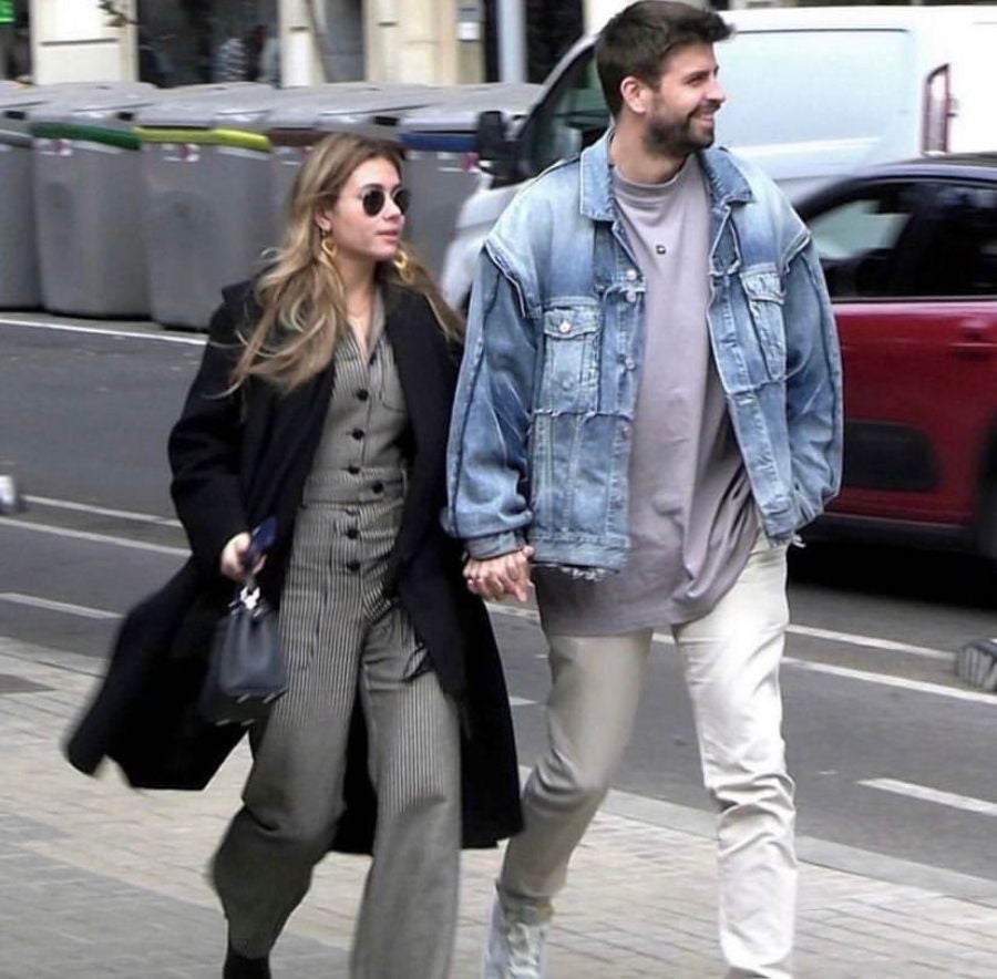 Piqué y Clara Chía caminando en la calle 